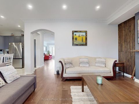 Photo 10 at 128 Daiseyfield Crescent, Vellore Village, Vaughan