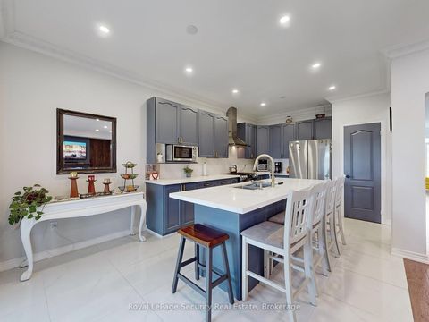 Photo 16 at 128 Daiseyfield Crescent, Vellore Village, Vaughan