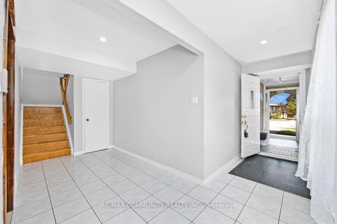 Photo 1 at 17 Tineta Crescent, Malvern West, Toronto