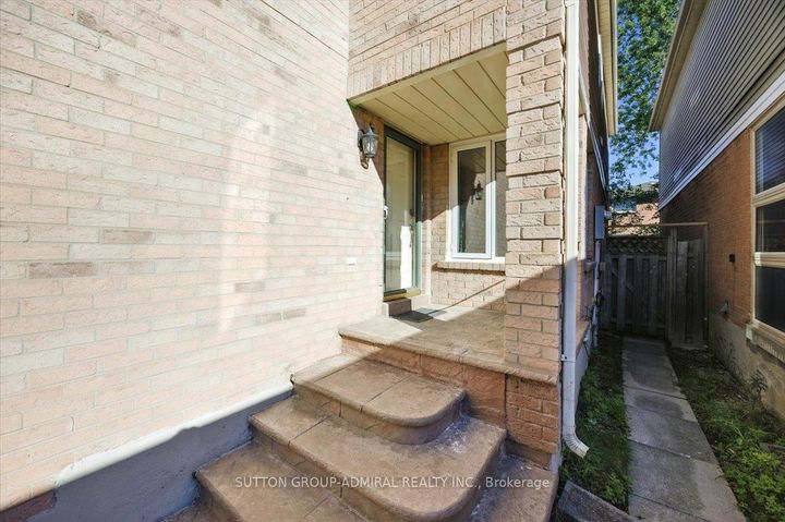 Photo 1 at 137 Chelwood Drive, Brownridge, Vaughan