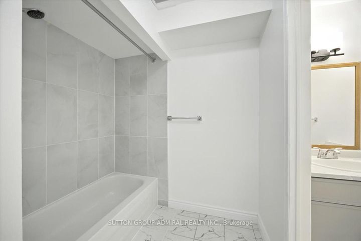 Photo 6 at 137 Chelwood Drive, Brownridge, Vaughan