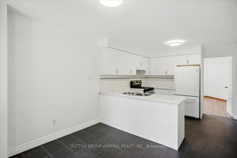 Photo 5 at 137 Chelwood Drive, Brownridge, Vaughan