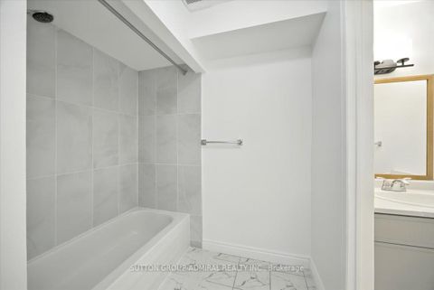 Photo 6 at 137 Chelwood Drive, Brownridge, Vaughan