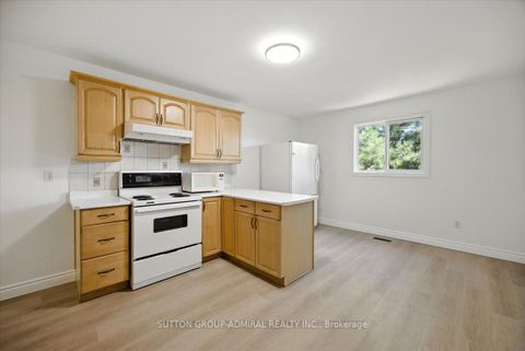 Photo 12 at 137 Chelwood Drive, Brownridge, Vaughan