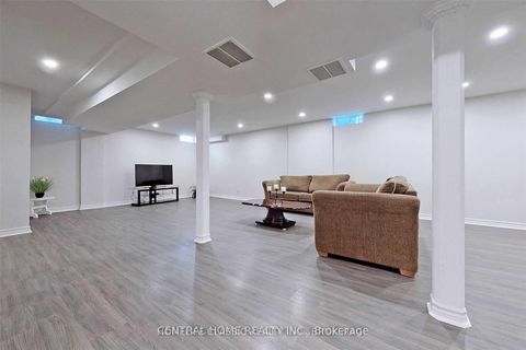 Photo 10 at 8 Raintree Crescent, Oak Ridges, Richmond Hill
