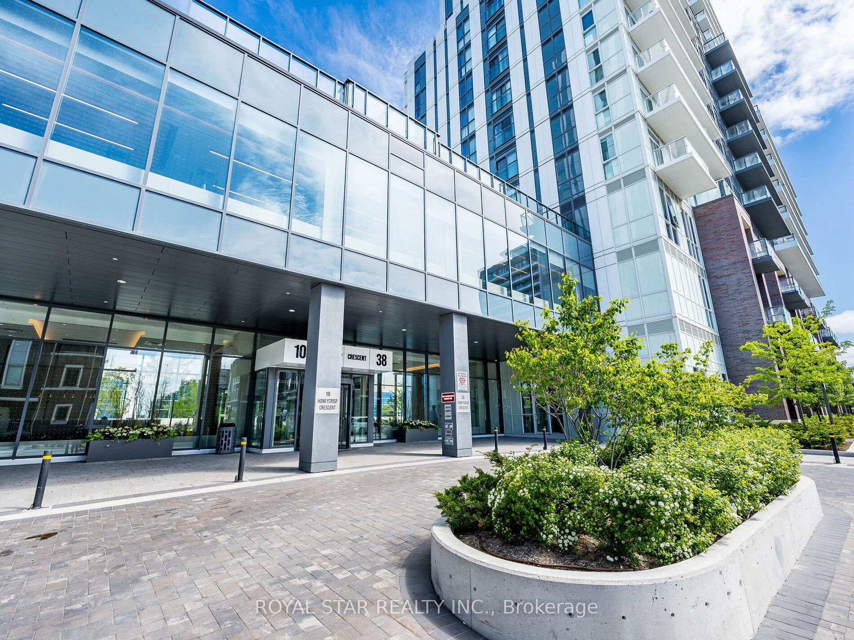 1120 - 38 Honeycrisp Crescent, Concord, Vaughan 