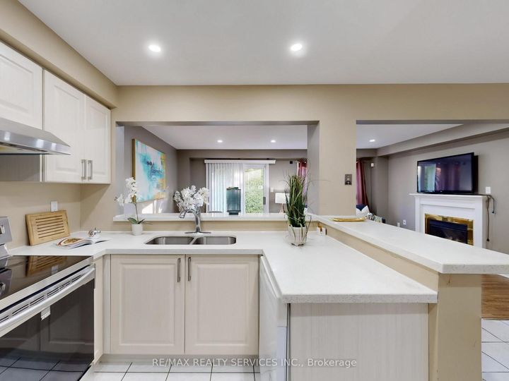 Photo 14 at 96 - 5230 Glen Erin Drive, Central Erin Mills, Mississauga