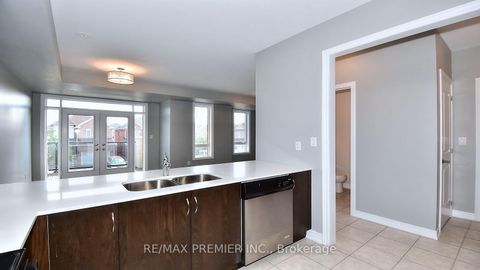 Photo 7 at 10 - 105 Kayla Crescent, Maple, Vaughan