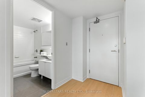 Photo 13 at 1008 - 15 Fort York Boulevard, Waterfront Communities C1, Toronto