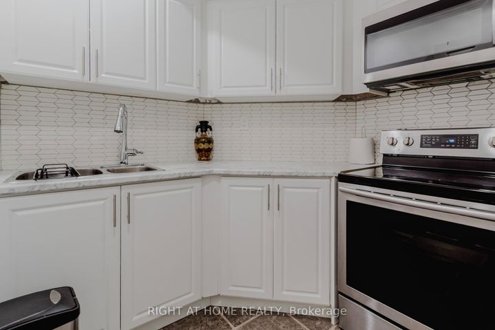 Photo 33 at 12 Bankfield Crescent, Stoney Creek Mountain, Hamilton