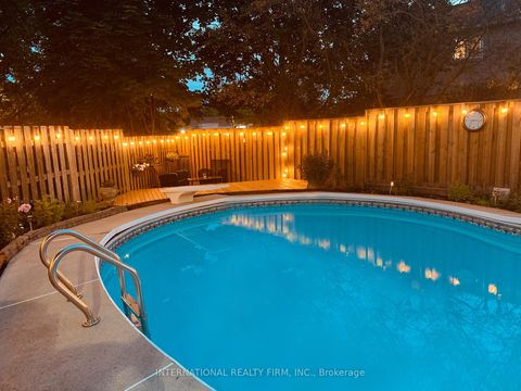 Photo 2 at 19 Lillooet Crescent S, North Richvale, Richmond Hill