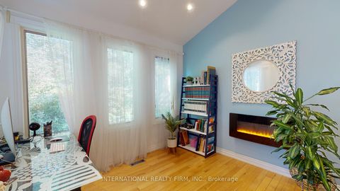 Photo 7 at 19 Lillooet Crescent S, North Richvale, Richmond Hill