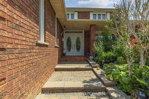 Photo 2 at 15 Thistle Ridge Drive E, East Woodbridge, Vaughan