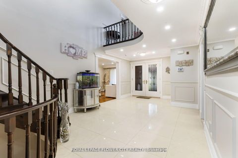 Photo 4 at 15 Thistle Ridge Drive E, East Woodbridge, Vaughan