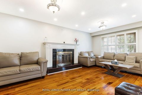 Photo 10 at 15 Thistle Ridge Drive E, East Woodbridge, Vaughan