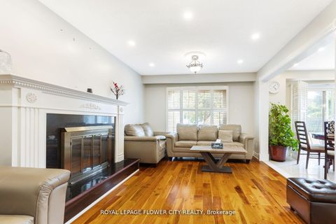 Photo 11 at 15 Thistle Ridge Drive E, East Woodbridge, Vaughan