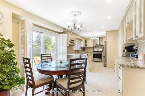 Photo 12 at 15 Thistle Ridge Drive E, East Woodbridge, Vaughan