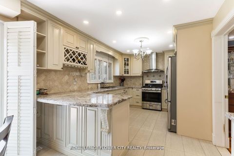 Photo 14 at 15 Thistle Ridge Drive E, East Woodbridge, Vaughan