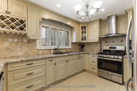 Photo 15 at 15 Thistle Ridge Drive E, East Woodbridge, Vaughan