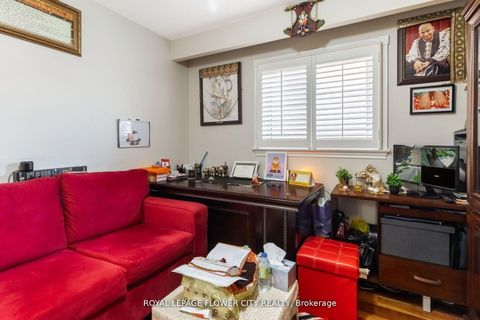Photo 17 at 15 Thistle Ridge Drive E, East Woodbridge, Vaughan