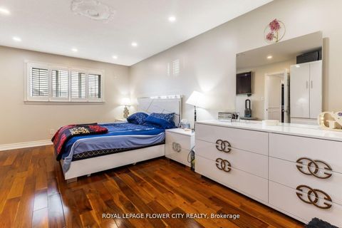 Photo 22 at 15 Thistle Ridge Drive E, East Woodbridge, Vaughan