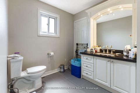 Photo 23 at 15 Thistle Ridge Drive E, East Woodbridge, Vaughan