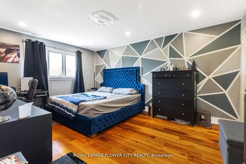 Photo 24 at 15 Thistle Ridge Drive E, East Woodbridge, Vaughan