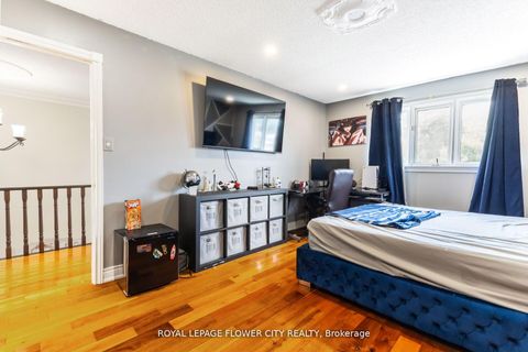 Photo 25 at 15 Thistle Ridge Drive E, East Woodbridge, Vaughan