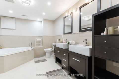 Photo 38 at 15 Thistle Ridge Drive E, East Woodbridge, Vaughan