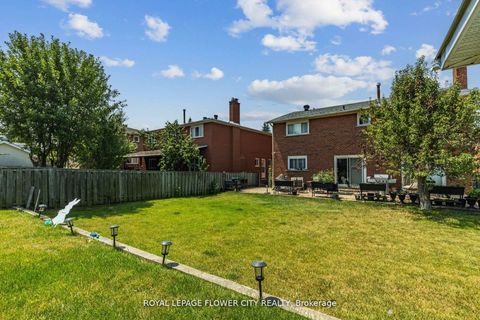 Photo 42 at 15 Thistle Ridge Drive E, East Woodbridge, Vaughan