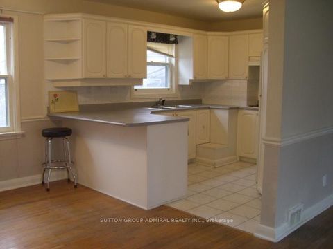 Photo 1 at 59 Dallas Road, Newtonbrook West, Toronto