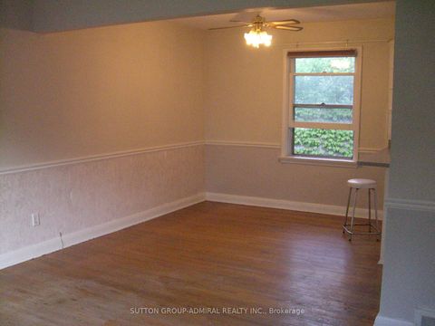 Photo 2 at 59 Dallas Road, Newtonbrook West, Toronto