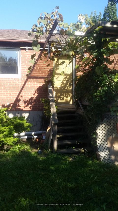 Photo 24 at 59 Dallas Road, Newtonbrook West, Toronto