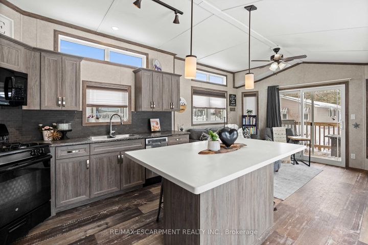 Photo 5 at 10 Oak - 4449 Milburough Line, Rural Burlington, Burlington