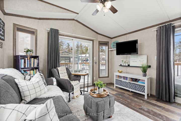 Photo 8 at 10 Oak - 4449 Milburough Line, Rural Burlington, Burlington