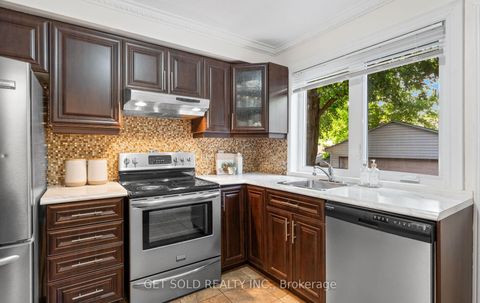 Photo 3 at 10 Dunboyne Court, Branson, Toronto