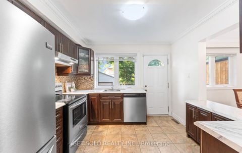Photo 4 at 10 Dunboyne Court, Branson, Toronto