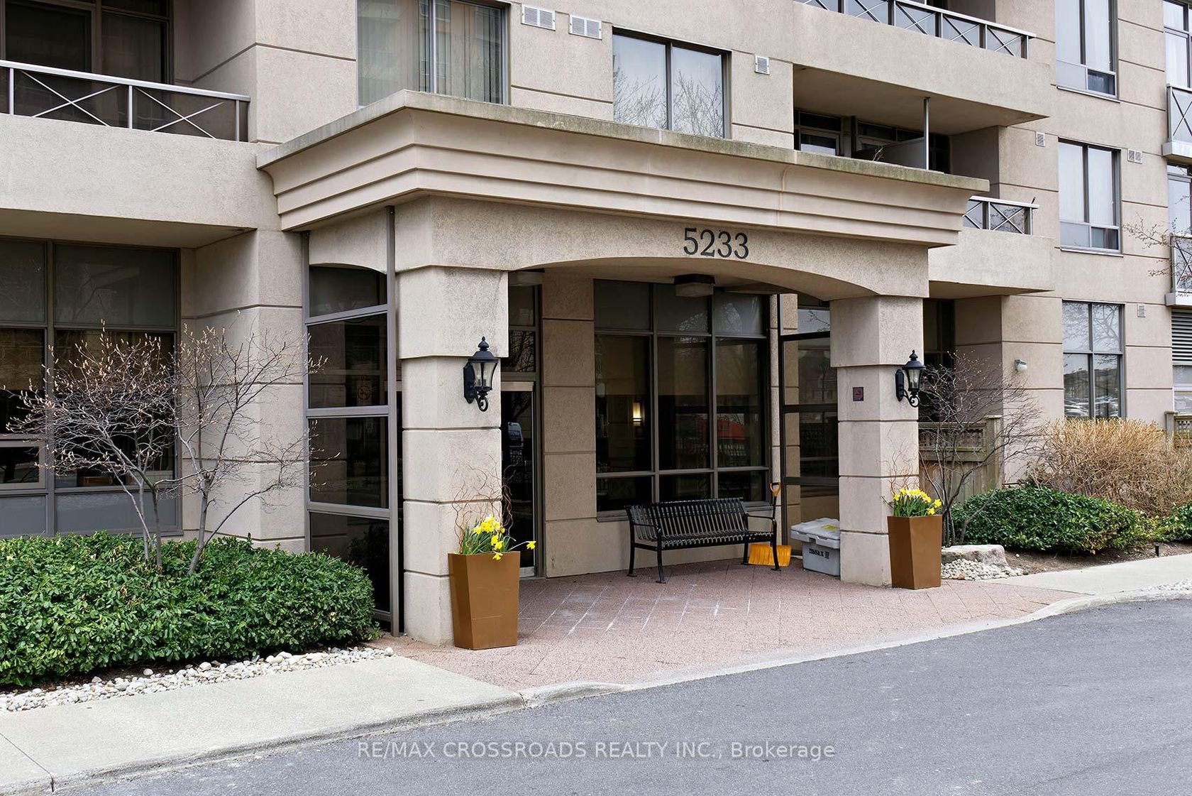 528 - 5233 Dundas Street W, City Centre West, Toronto by Loree Meneguzzi Real Estate 528 - 5233 Dundas Street W, City Centre West, Toronto