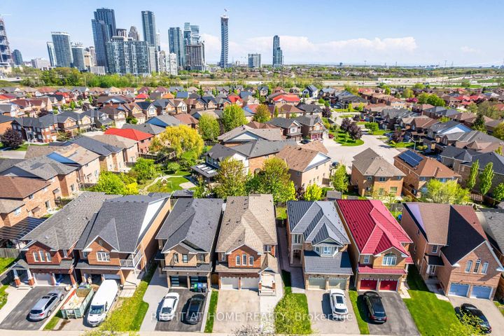 Photo 2 at 514 Huntington Ridge Drive, Hurontario, Mississauga