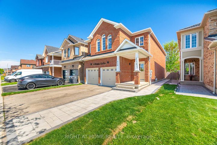 Photo 3 at 514 Huntington Ridge Drive, Hurontario, Mississauga