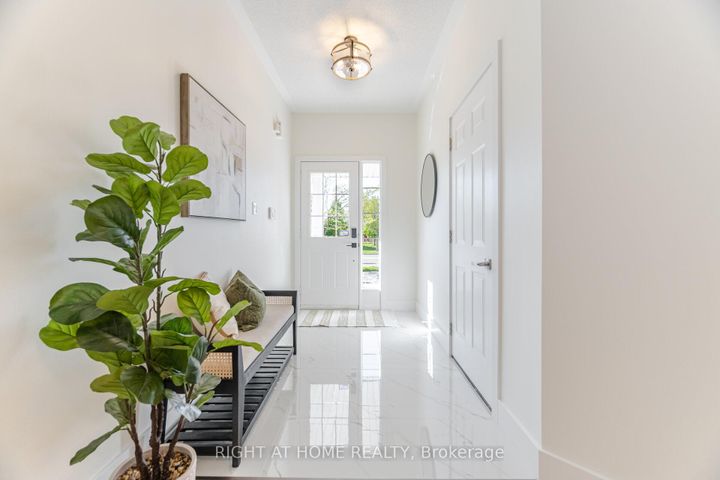 Photo 4 at 514 Huntington Ridge Drive, Hurontario, Mississauga