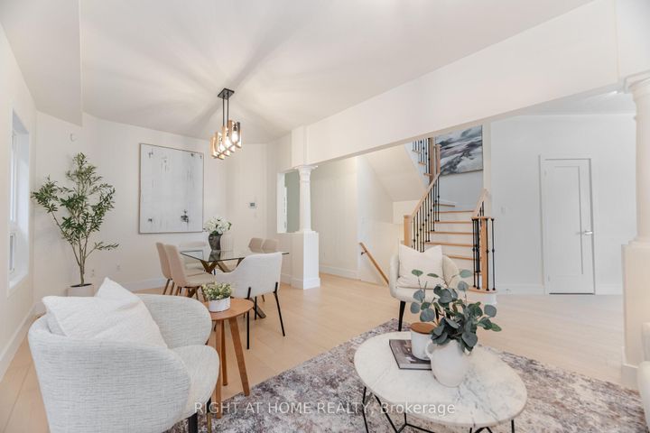 Photo 6 at 514 Huntington Ridge Drive, Hurontario, Mississauga