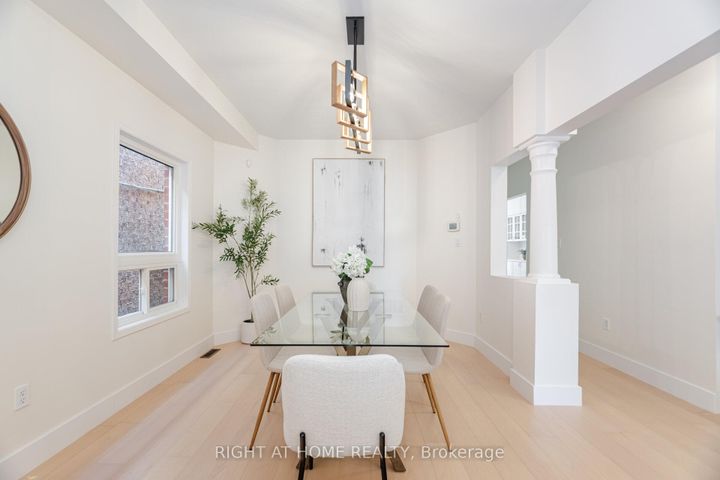 Photo 7 at 514 Huntington Ridge Drive, Hurontario, Mississauga