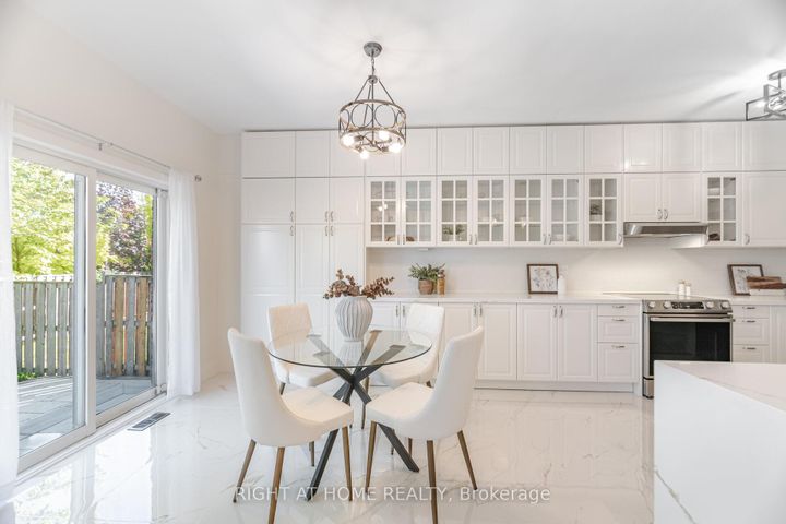 Photo 12 at 514 Huntington Ridge Drive, Hurontario, Mississauga