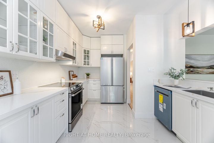 Photo 16 at 514 Huntington Ridge Drive, Hurontario, Mississauga