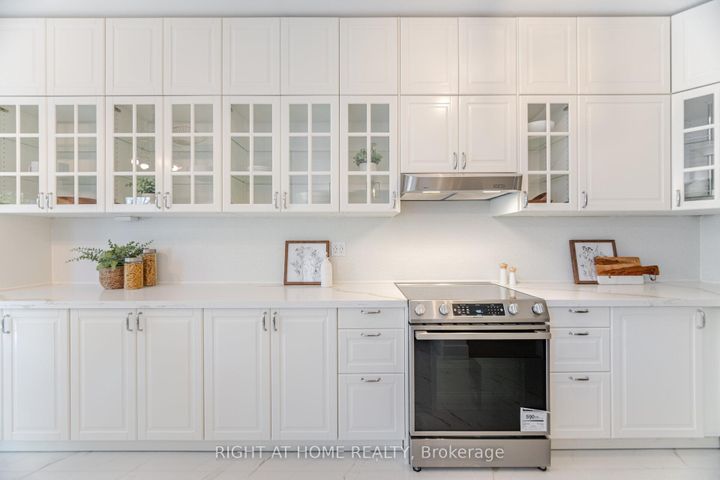 Photo 17 at 514 Huntington Ridge Drive, Hurontario, Mississauga
