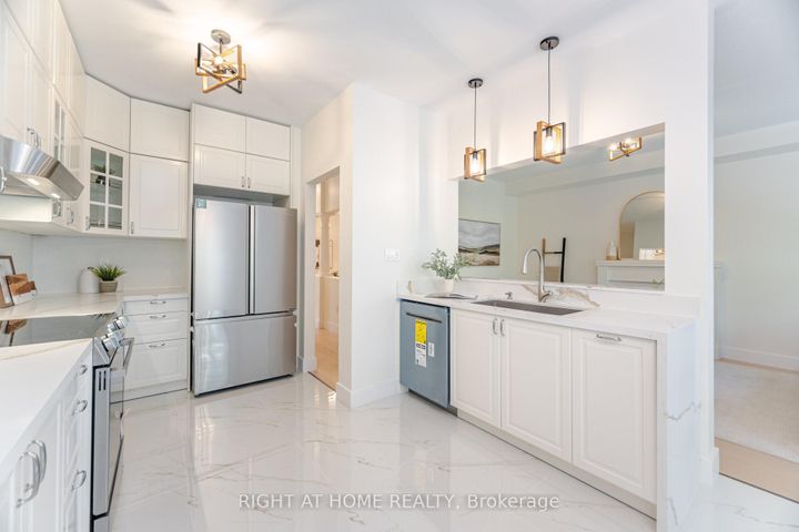 Photo 18 at 514 Huntington Ridge Drive, Hurontario, Mississauga