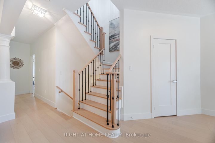 Photo 20 at 514 Huntington Ridge Drive, Hurontario, Mississauga