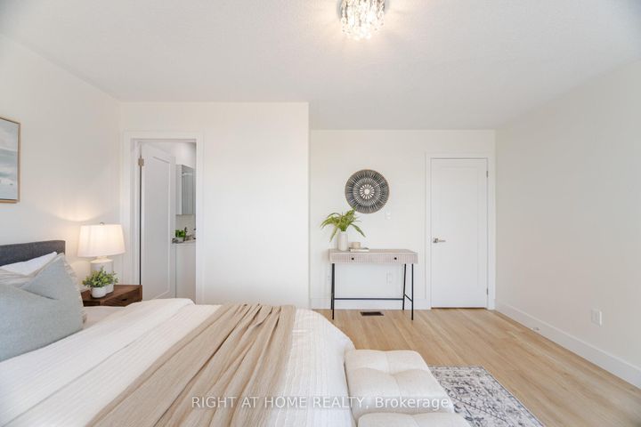 Photo 33 at 514 Huntington Ridge Drive, Hurontario, Mississauga
