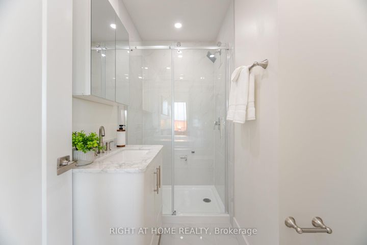 Photo 34 at 514 Huntington Ridge Drive, Hurontario, Mississauga